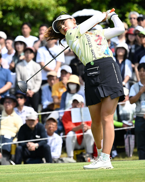 1番、ティーショットを放つ藤田（撮影・前岡正明）