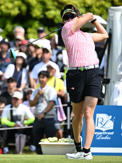 1番、ティーショットを放つ岩井明愛（撮影・前岡正明）