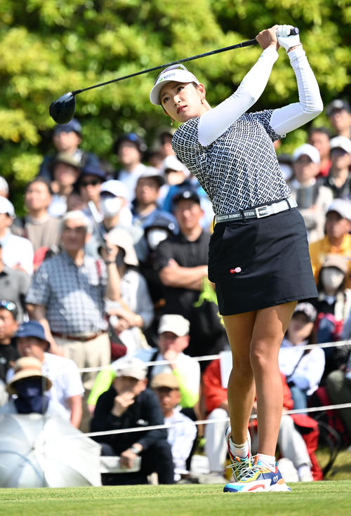 1番、ティーショットを放つ原（撮影・前岡正明）