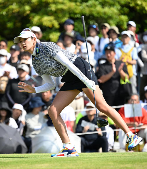 1番、ティーショットを放った原（撮影・前岡正明）
