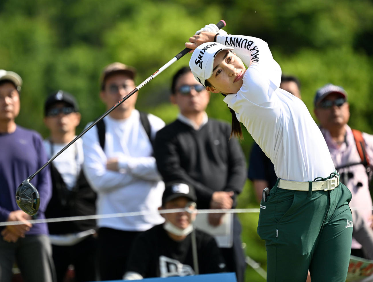 10番、ティーショットを放つ村田（撮影・前岡正明）