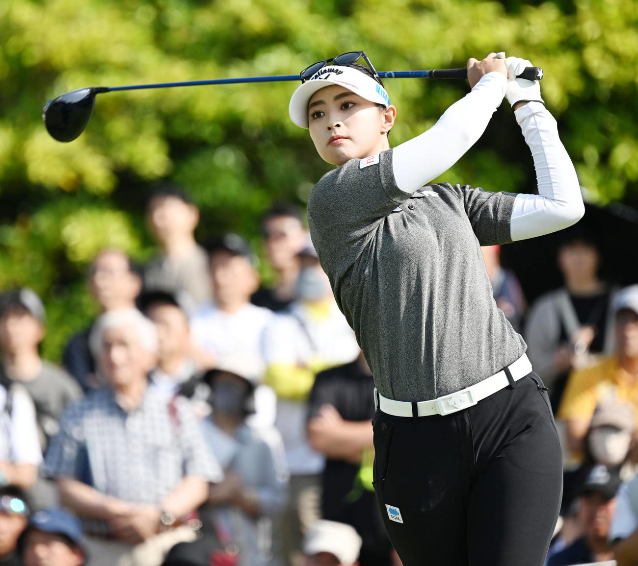 1番、ティーショットを放つ柏原（撮影・前岡正明）