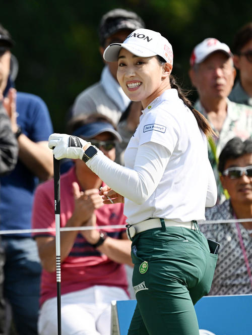 10番、ティーショットを放ち笑顔を見せる村田（撮影・前岡正明）