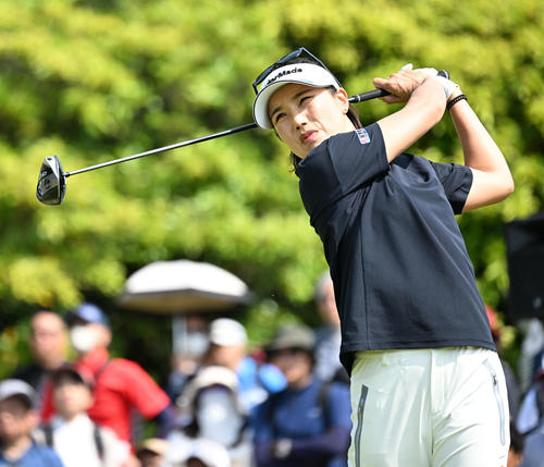 1番、ティーショットを放つ全美貞（撮影・前岡正明）