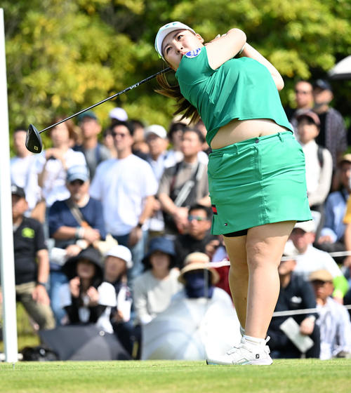 1番、ティーショットを放つ小林光希（撮影・前岡正明）