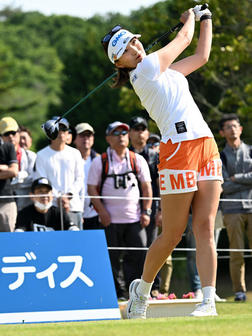 10番、ティーショットを放つ脇元（撮影・前岡正明）
