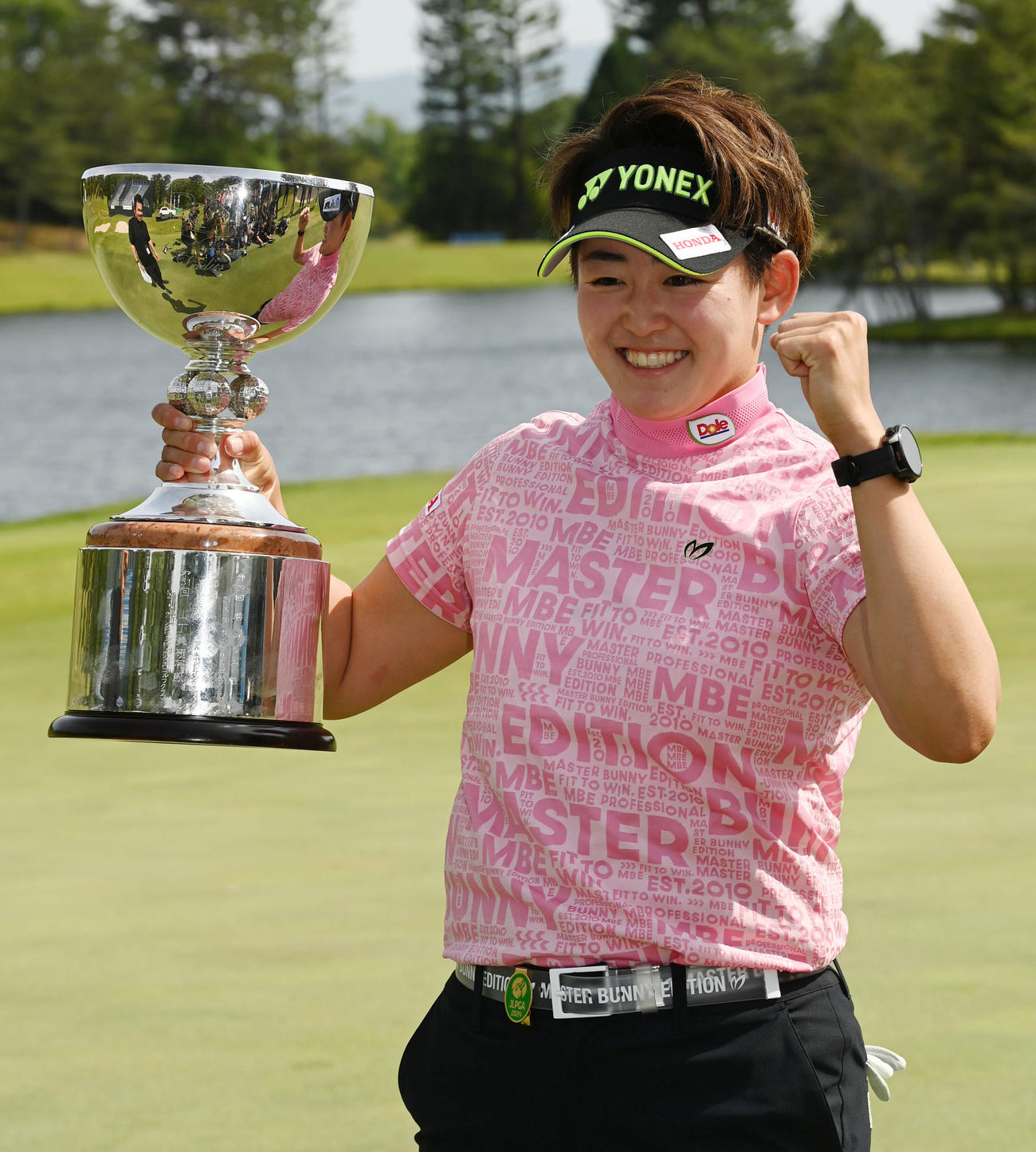 通算15アンダーで優勝、優勝カップを手にガッツポーズの岩井明（撮影・前岡正明）