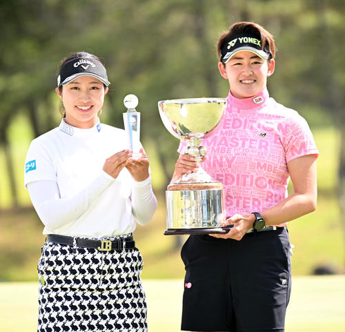 記念撮影に収まる優勝した岩井明（右）とベストアマの六車（撮影・前岡正明）