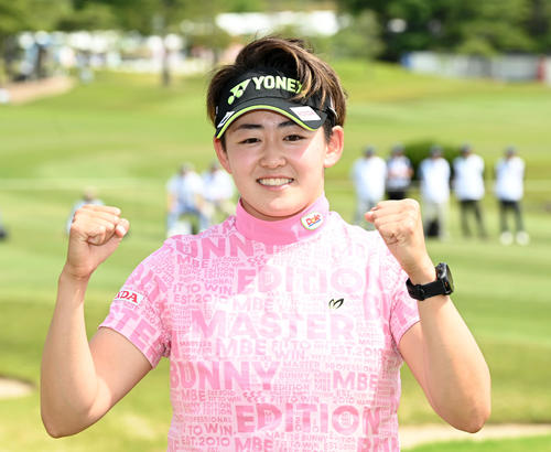 優勝インタビューでガッツポーズを見せる岩井明（撮影・前岡正明）