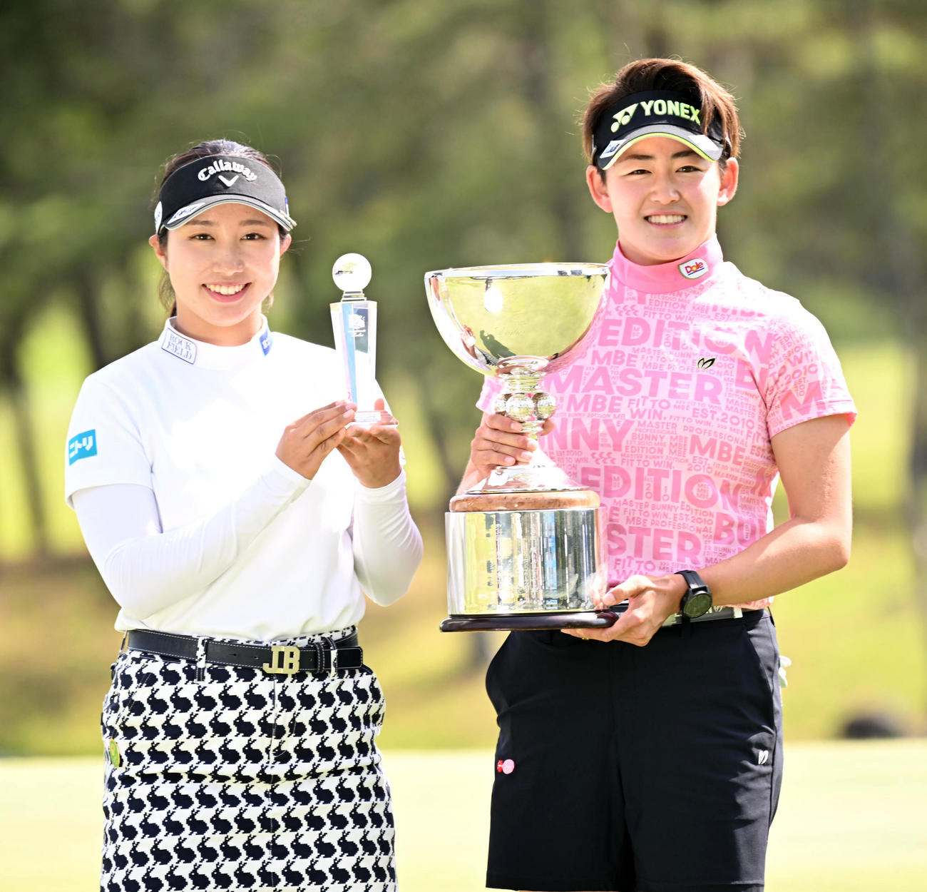 記念撮影に収まる優勝した岩井明（右）とベストアマの六車（撮影・前岡正明）