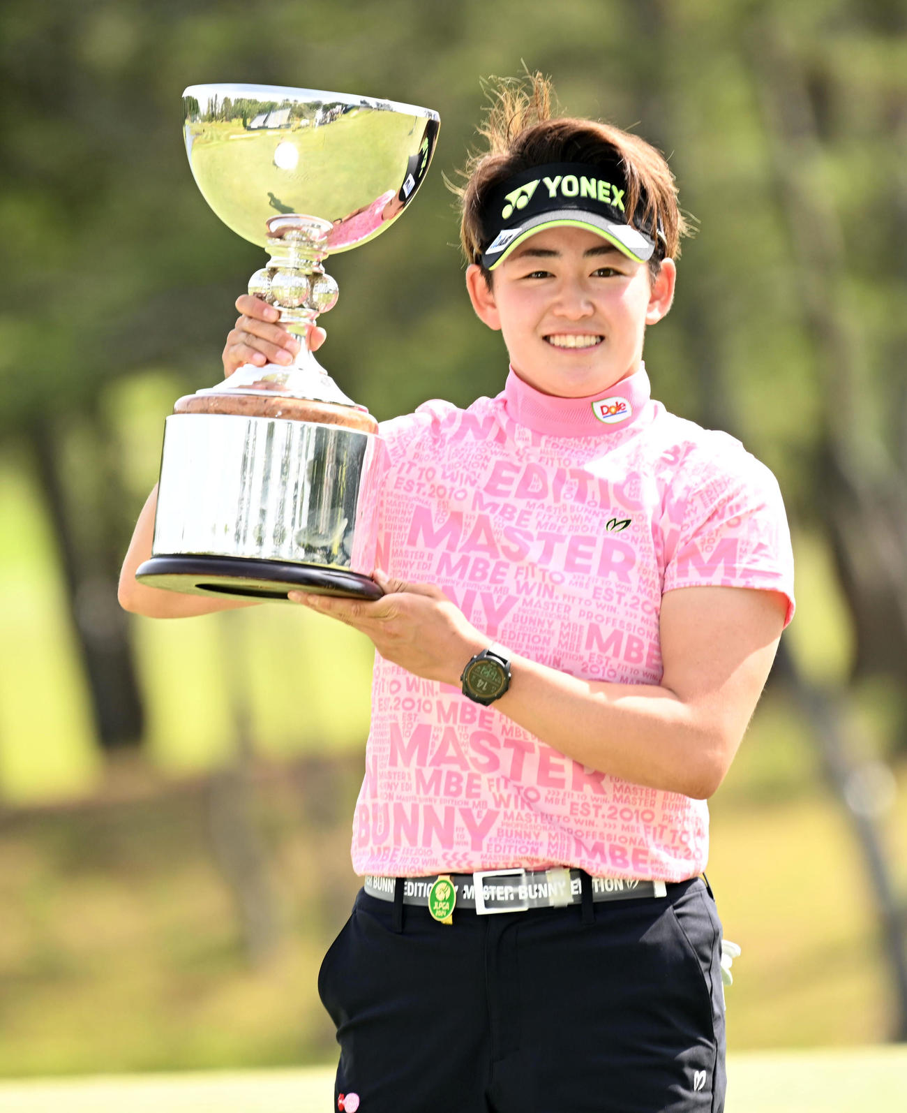 優勝カップを手に笑顔を見せる岩井明（撮影・前岡正明）
