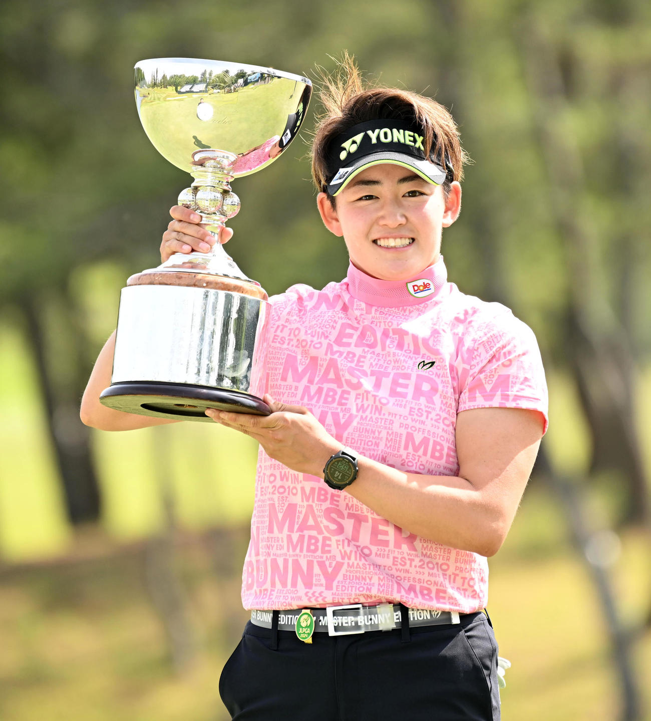 通算15アンダーで優勝、優勝カップを手に笑顔を見せる岩井明（撮影・前岡正明）