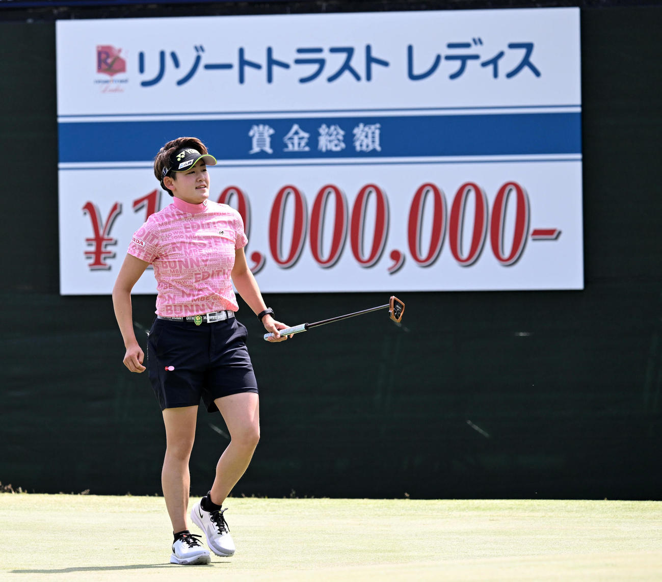 18番、通算15アンダーで優勝、笑顔を見せる岩井明（撮影・前岡正明）