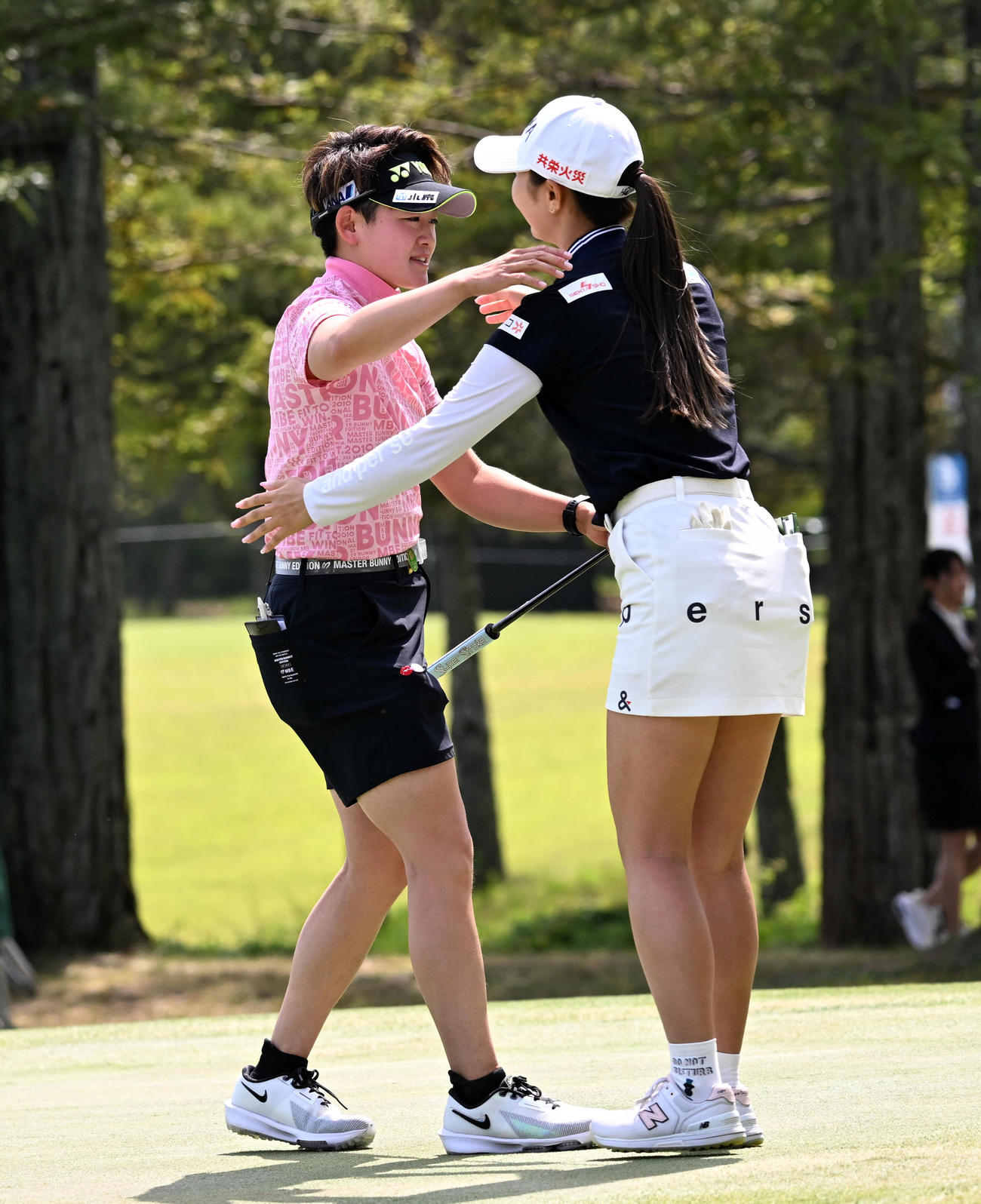 18番、通算15アンダーで優勝、金沢志奈（右）の祝福を受ける岩井明（撮影・前岡正明）