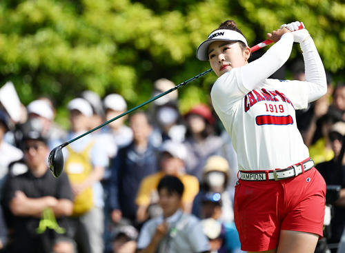 1番、ティーショットを放つ山下（撮影・前岡正明）