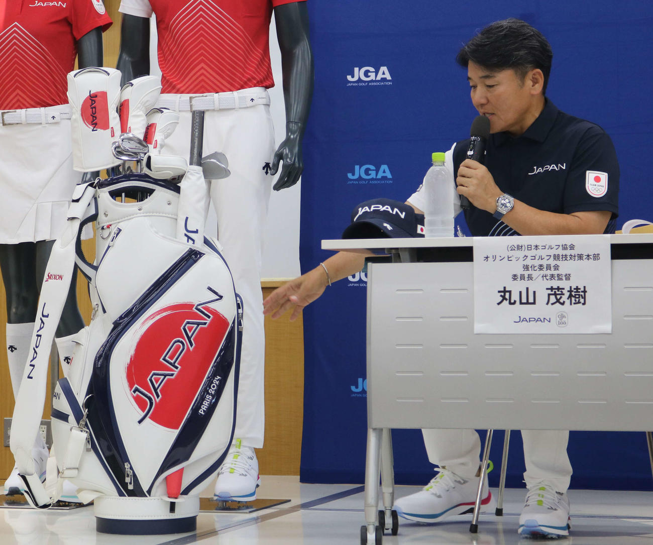 パリ五輪でのユニフォーム発表会に出席、キャリーバッグの説明をする丸山監督（撮影・深田雄智）