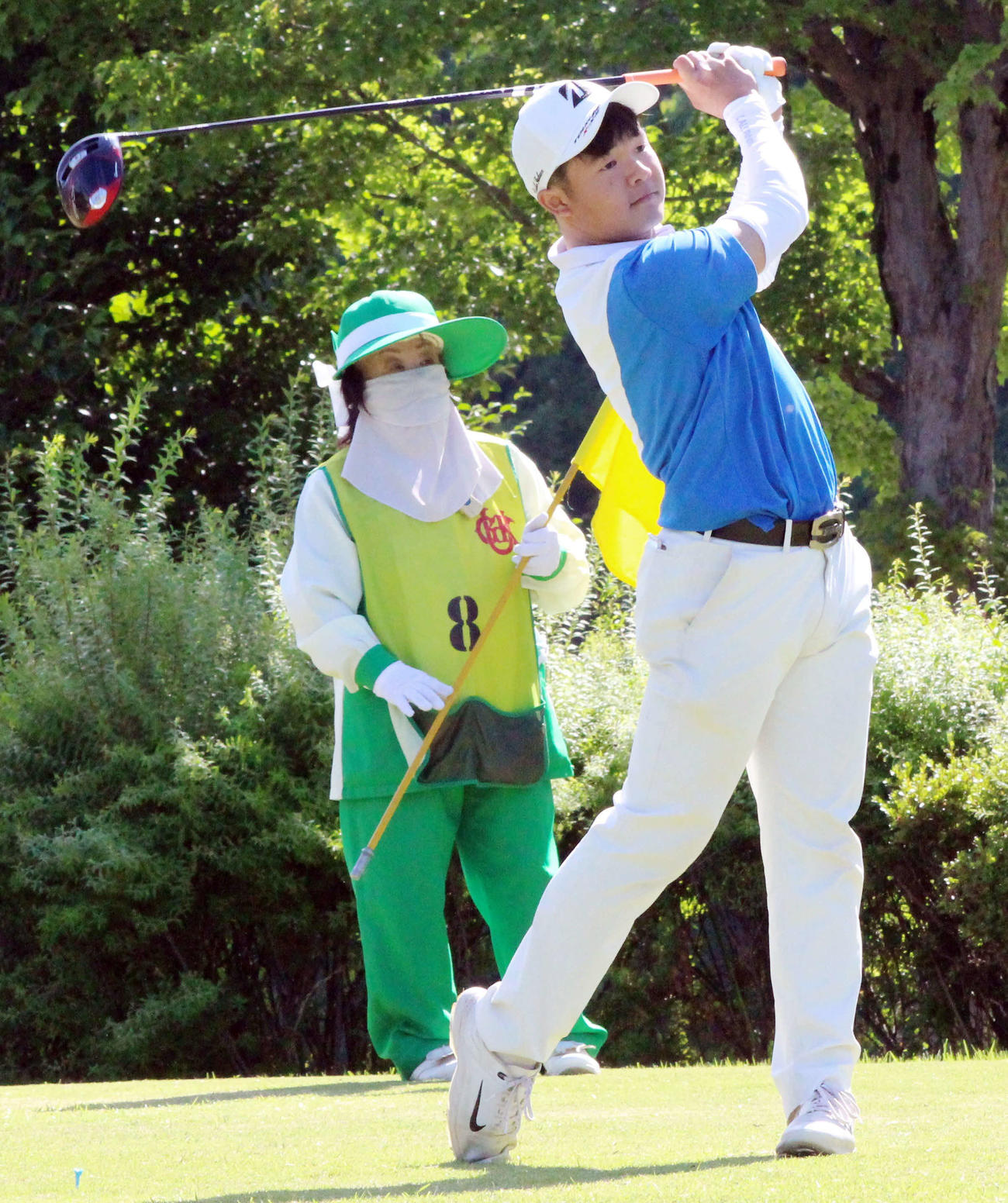 1番でティーショットを放つ長崎大星（撮影・菊川光一）