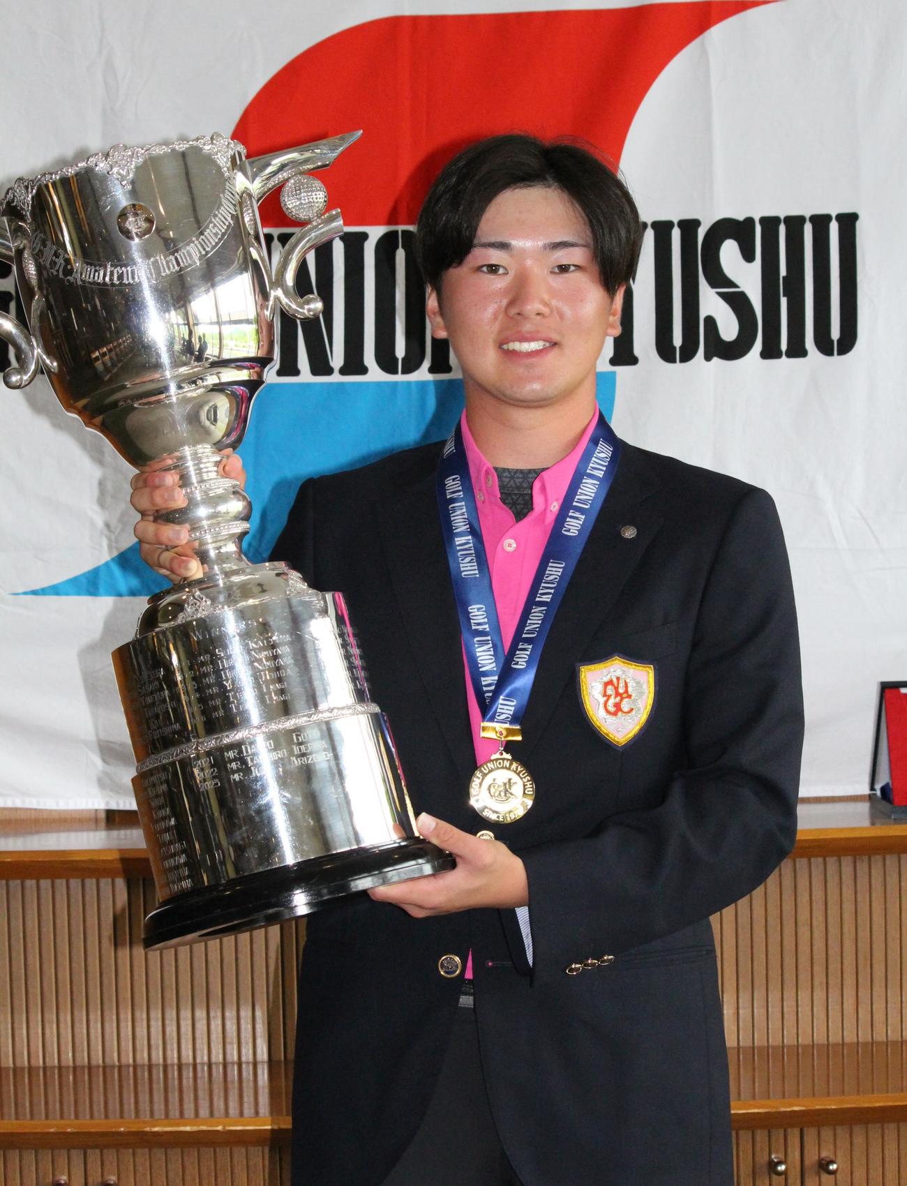 優勝カップを手にする林田直也（撮影・菊川光一）