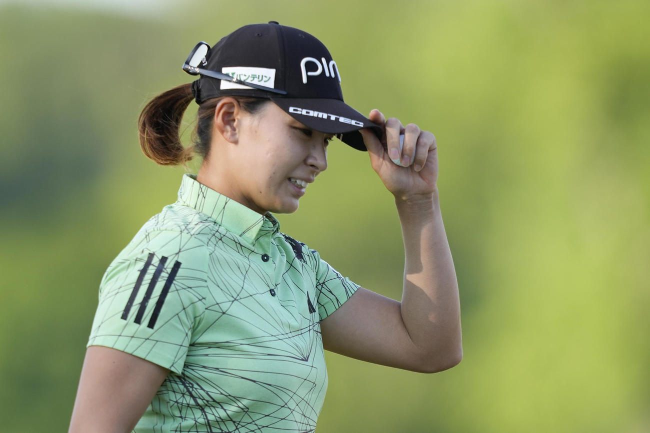 全米女子オープン第2日　18番、ギャラリーにあいさつする渋野日向子（AP）