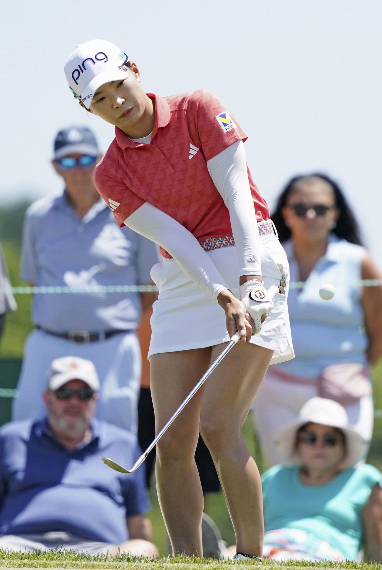 第3ラウンド、1番でアプローチショットを放つ渋野日向子。通算3アンダーで4位（共同）