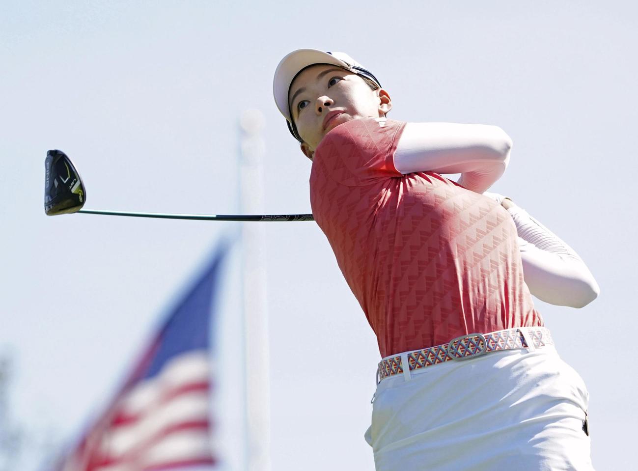 第3ラウンド、15番でティーショットを放つ渋野日向子。通算3アンダーで4位（共同）