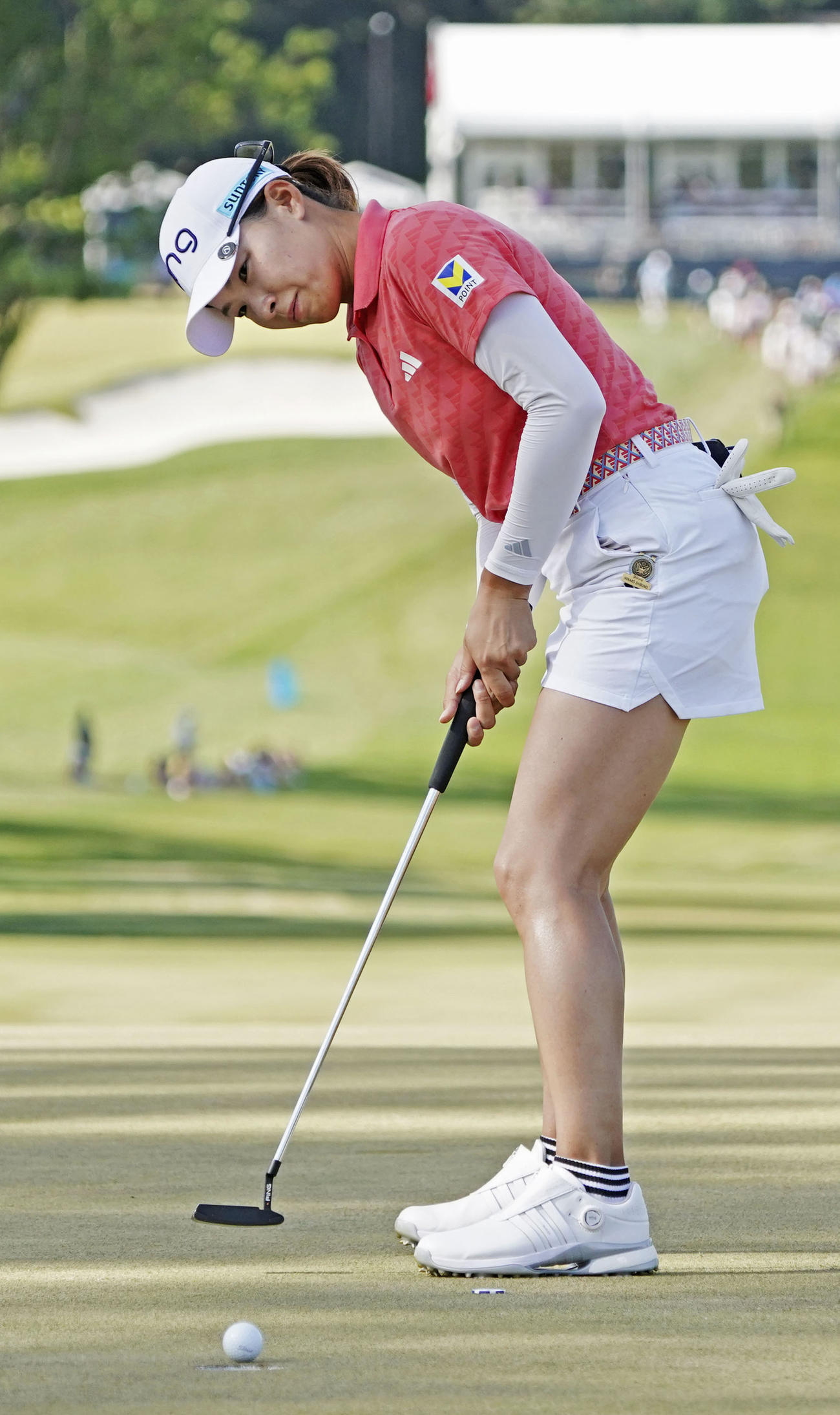 第3ラウンド、18番でバーディーパットを決める渋野日向子。通算3アンダーで4位（共同）