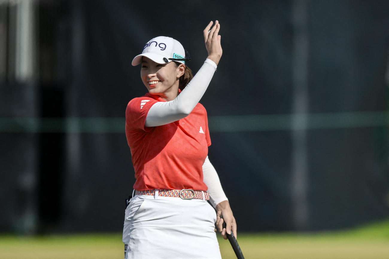 第3ラウンドで、渋野日向子が18番グリーンでパットを決めた（ロイター）