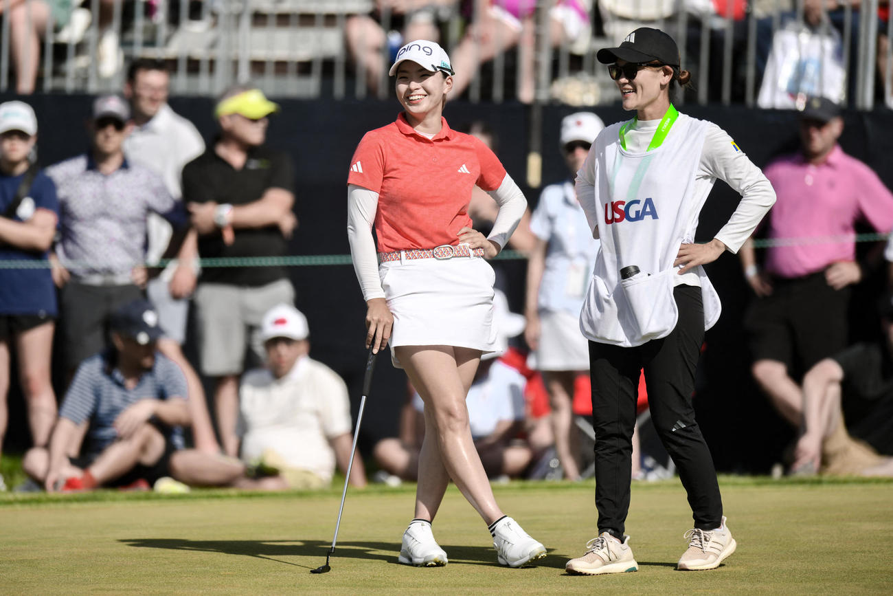 第3ラウンド、18番グリーン上の渋野日向子（ロイター）