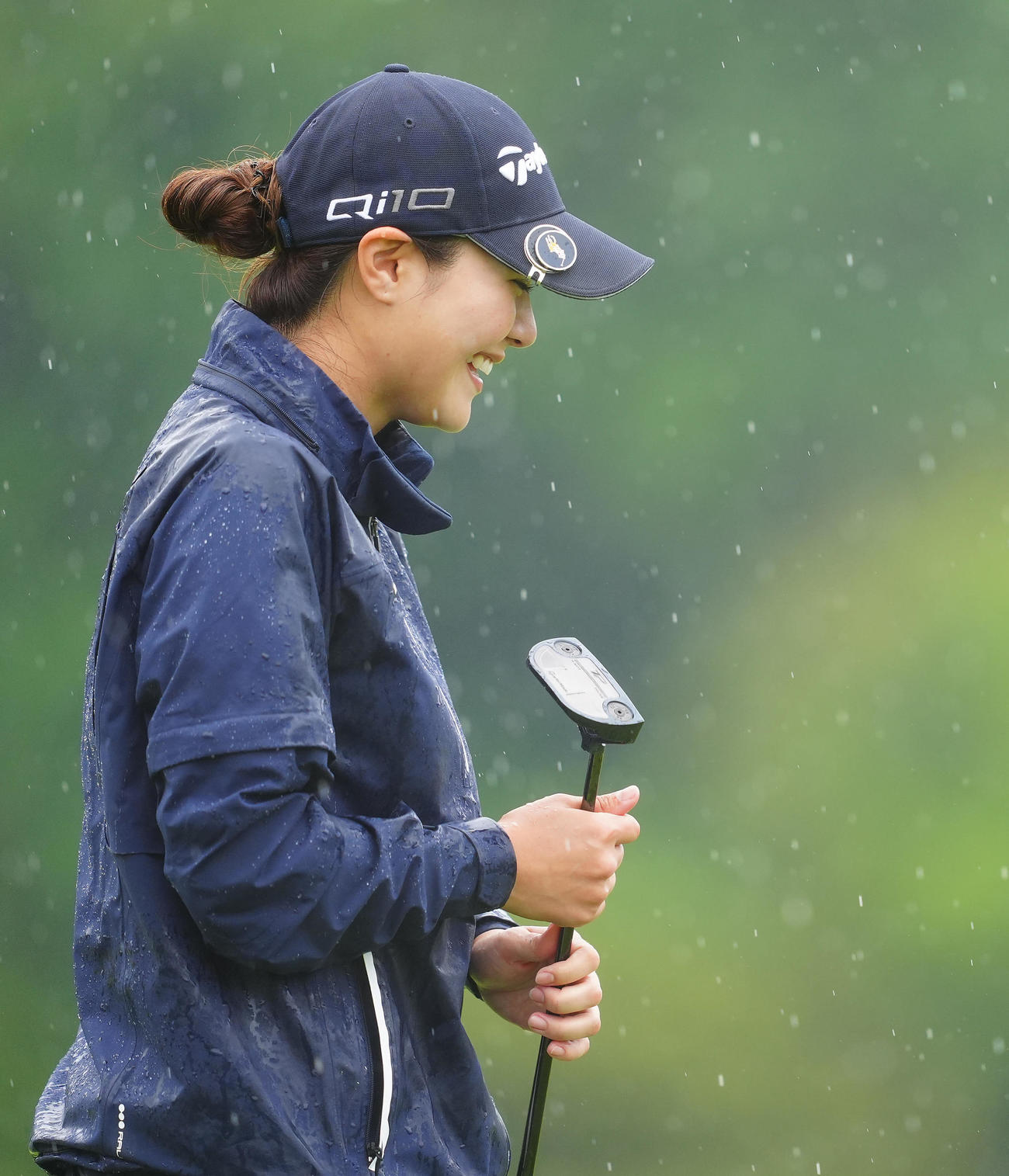 優勝を決め泣き出す兄でキャディーの夢蔵さんを見て思わず笑みがこぼれる新垣（撮影・垰建太）