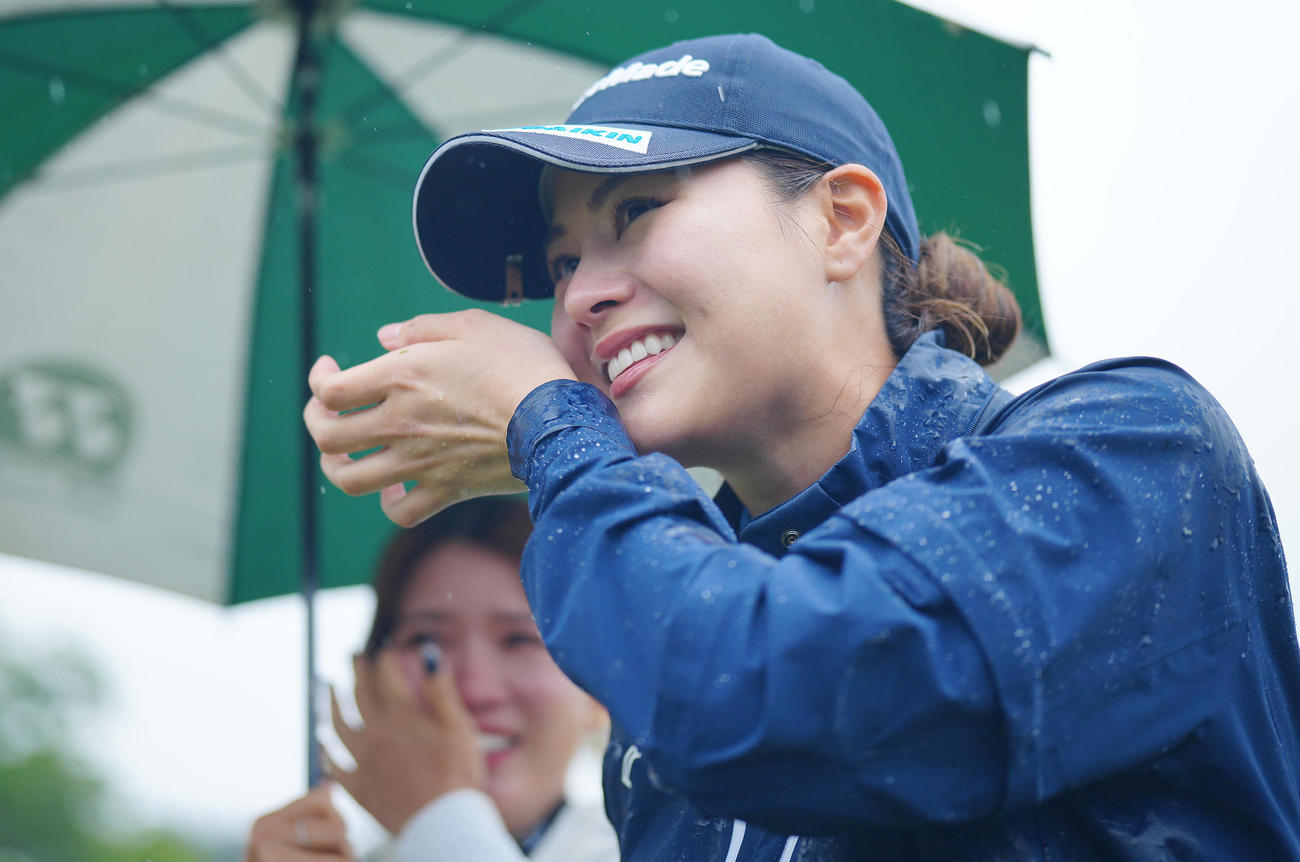 優勝を決めた新垣は仲間たちの出迎えに笑顔を見せ目もとをぬぐう（撮影・垰建太）