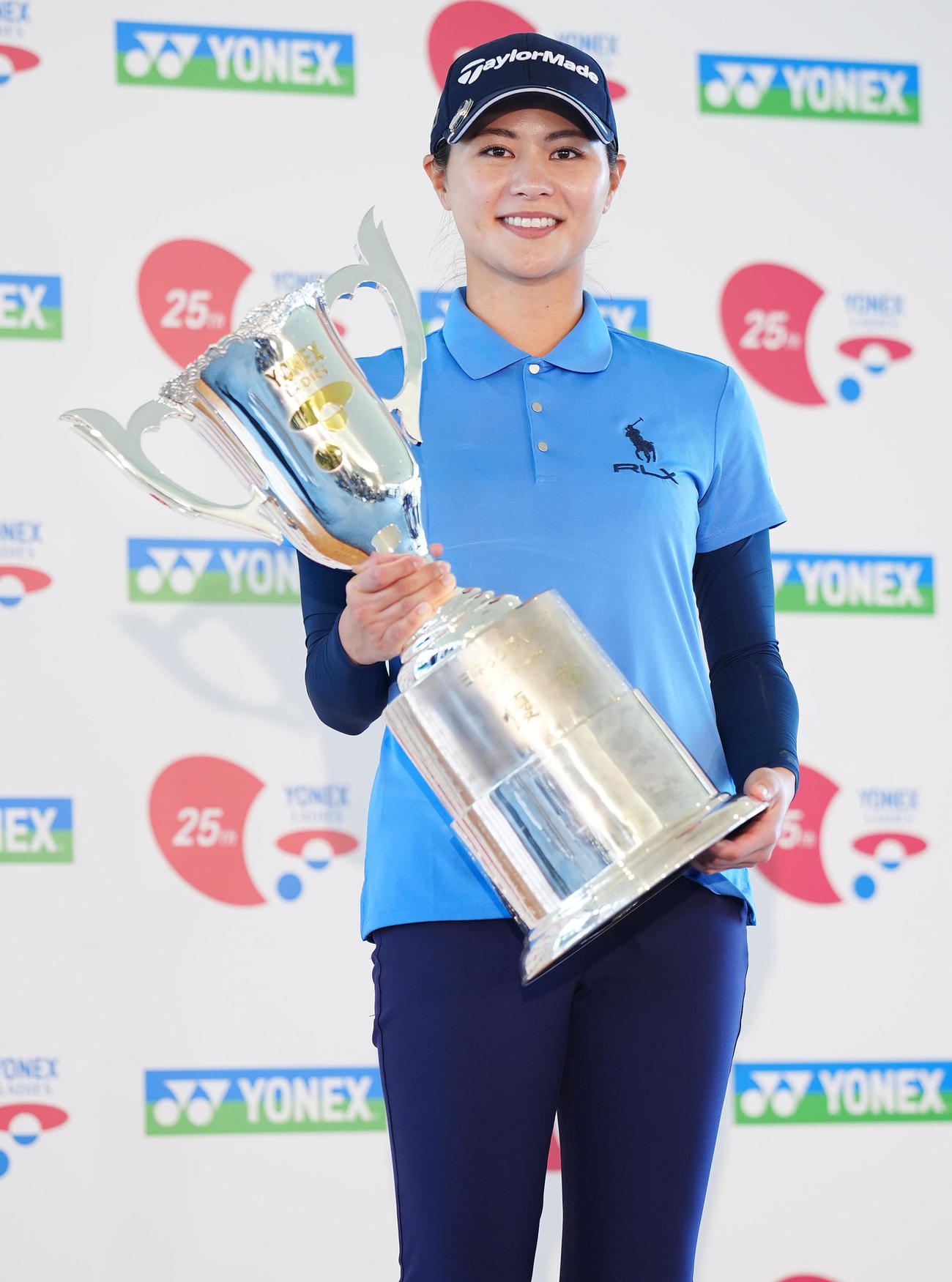 優勝しトロフィーを手に笑顔を見せる新垣（撮影・垰建太）