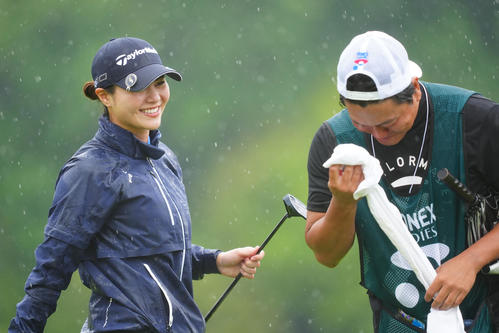 優勝を決めた新垣（左）は感極まる兄でキャディーの夢蔵さんを見て笑顔を見せる（撮影・垰建太）