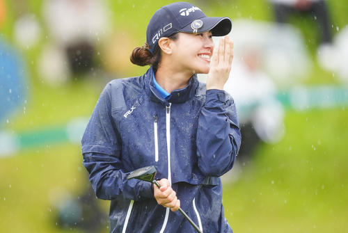 優勝を決め笑みがこぼれる新垣（撮影・垰建太）