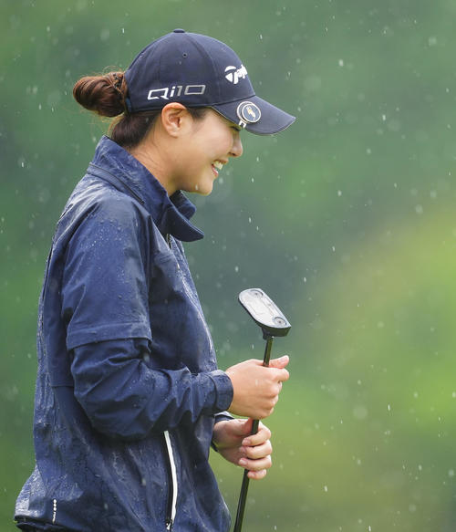 優勝を決め泣き出す兄でキャディーの夢蔵さんを見て思わず笑みがこぼれる新垣（撮影・垰建太）