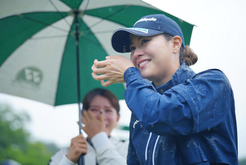 優勝を決めた新垣は仲間たちの出迎えに笑顔を見せ目もとをぬぐう（撮影・垰建太）