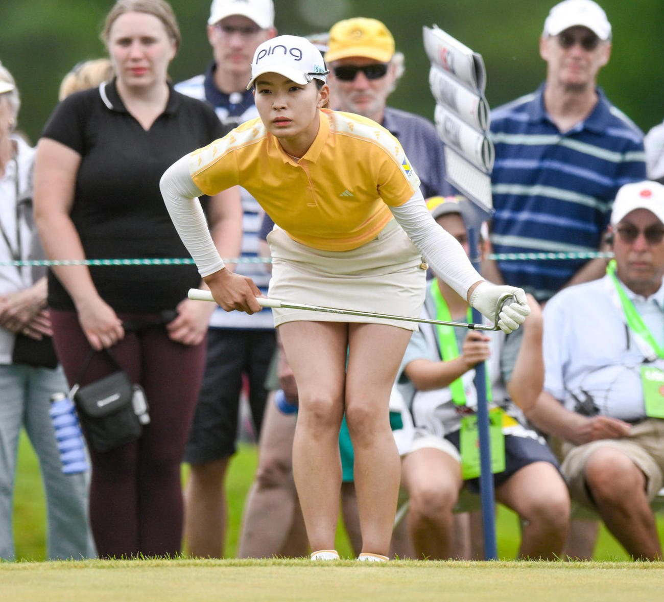 10番グリーンでラインを読む渋野日向子（ロイター）