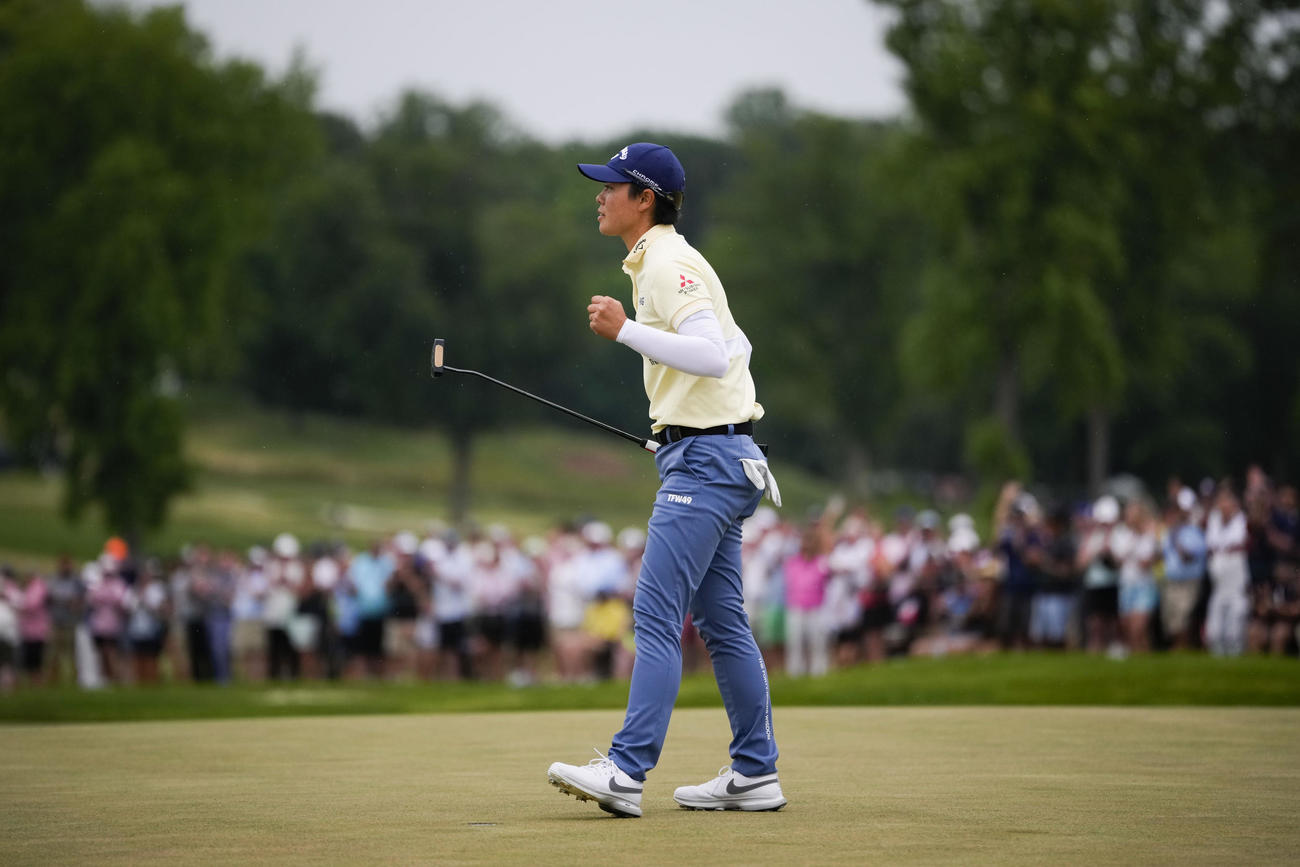 全米女子オープンを制した笹生優花は18番のグリーンで左拳を握る（AP）