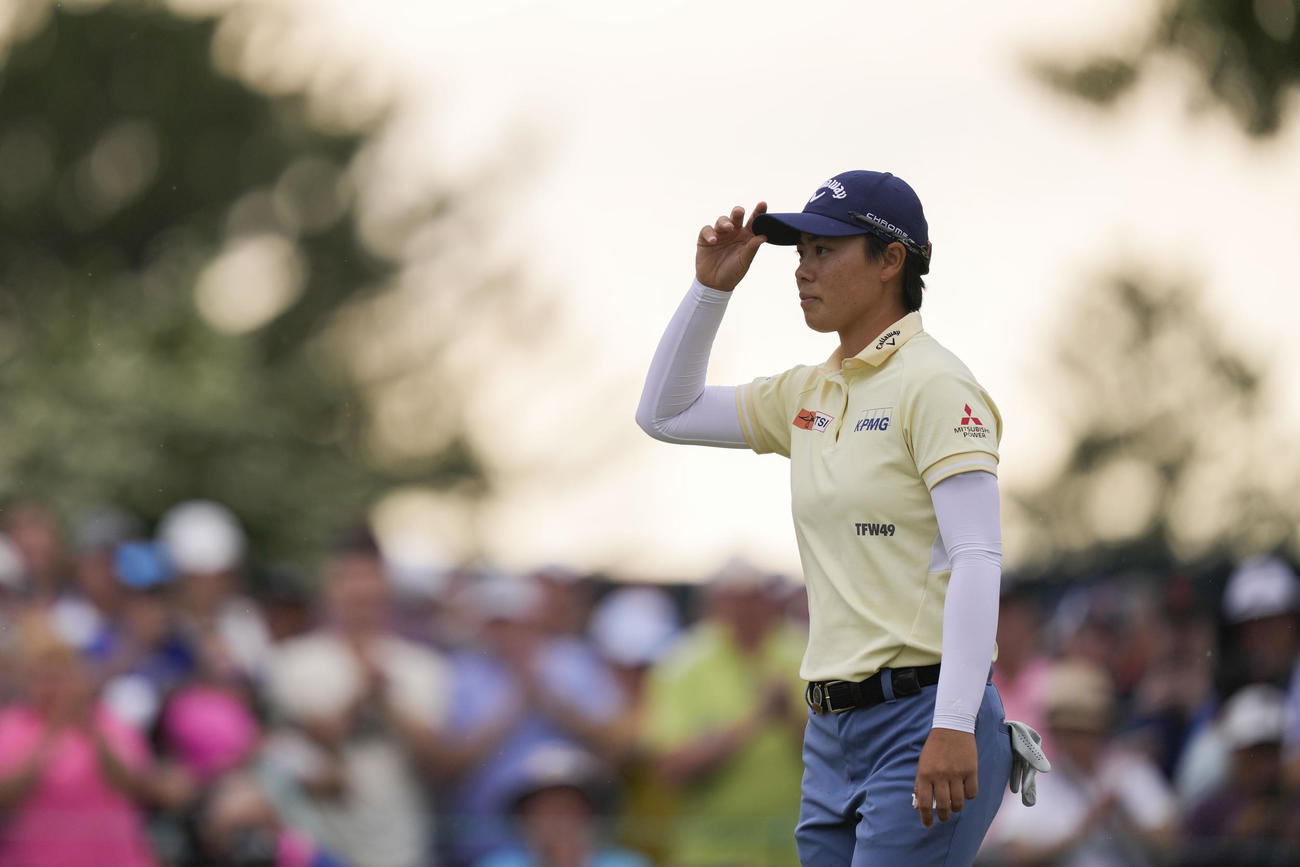 全米女子オープン最終日　18番グリーン上で観客に挨拶する笹生優花（AP）