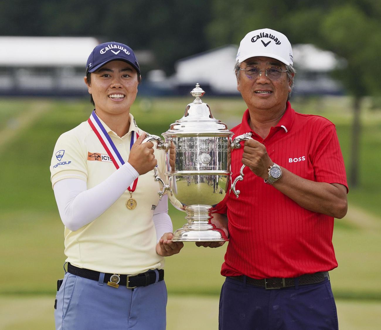 全米女子オープンで優勝し、父正和さんとトロフィーを手にする笹生優花。日本勢初のメジャー通算2勝目を挙げた＝2日、米ペンシルベニア州のランカスターCC（共同）