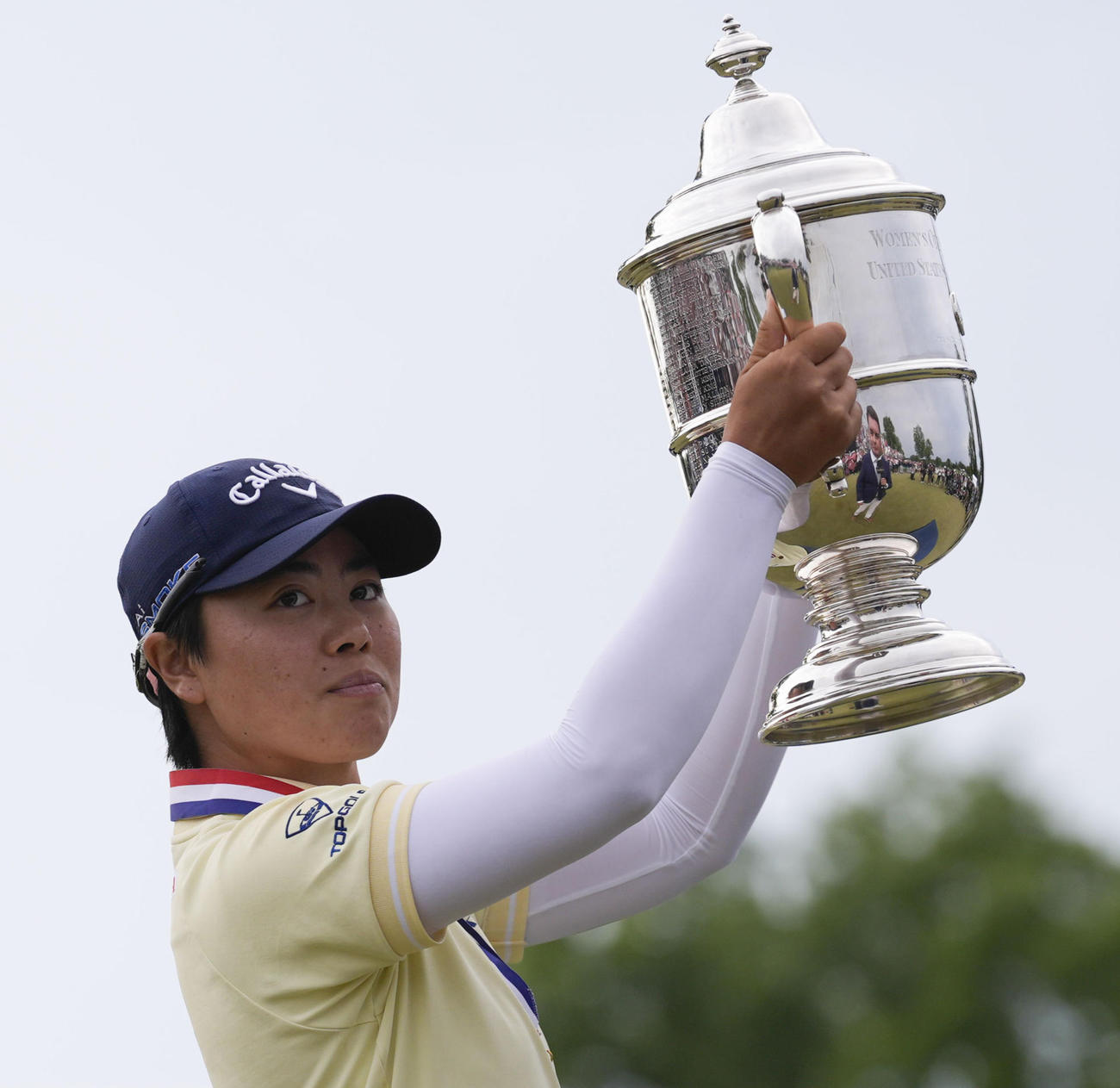 全米女子オープンを制し優勝トロフィーを掲げる笹生優花（AP）