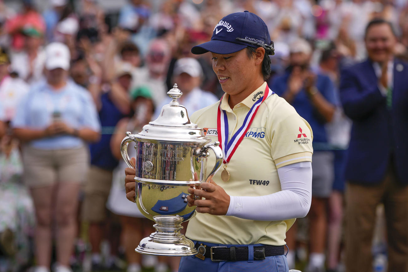 全米女子オープンを制し優勝トロフィーを持つ笹生優花（AP）