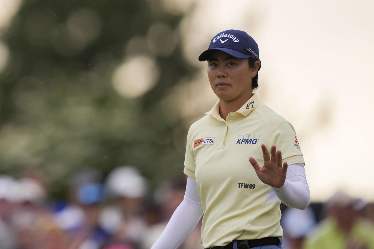 全米女子オープン最終日　18番グリーン上で観客に手を振る笹生優花（AP）