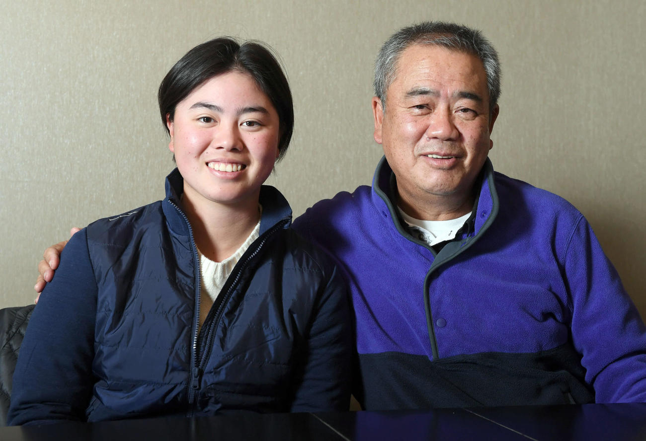 父でコーチの正和氏と笑顔を見せる女子プロゴルファー笹生優花（2021年1月4日）
