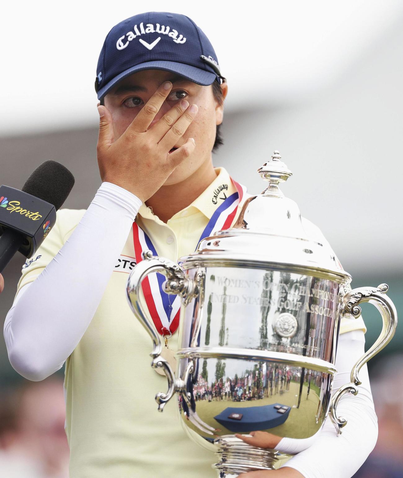 全米女子オープン選手権で優勝し、目に涙を浮かべながらトロフィーを手にする笹生優花。日本勢初のメジャー通算2勝目を挙げた＝2日、米ペンシルベニア州のランカスターCC（ゲッティ＝共同）