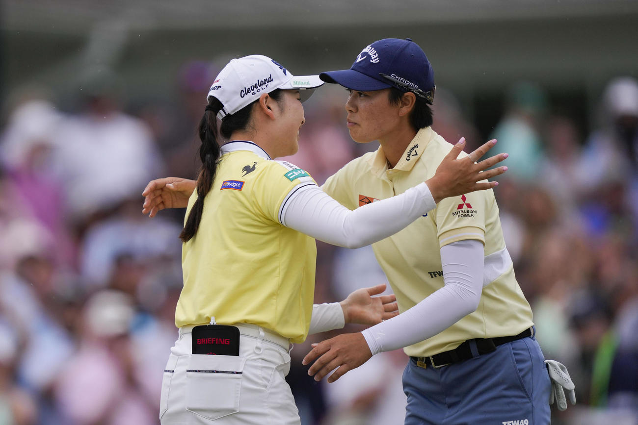 18番グリーンで小祝さくらに祝福を受ける全米女子オープンを制した笹生優花（AP）
