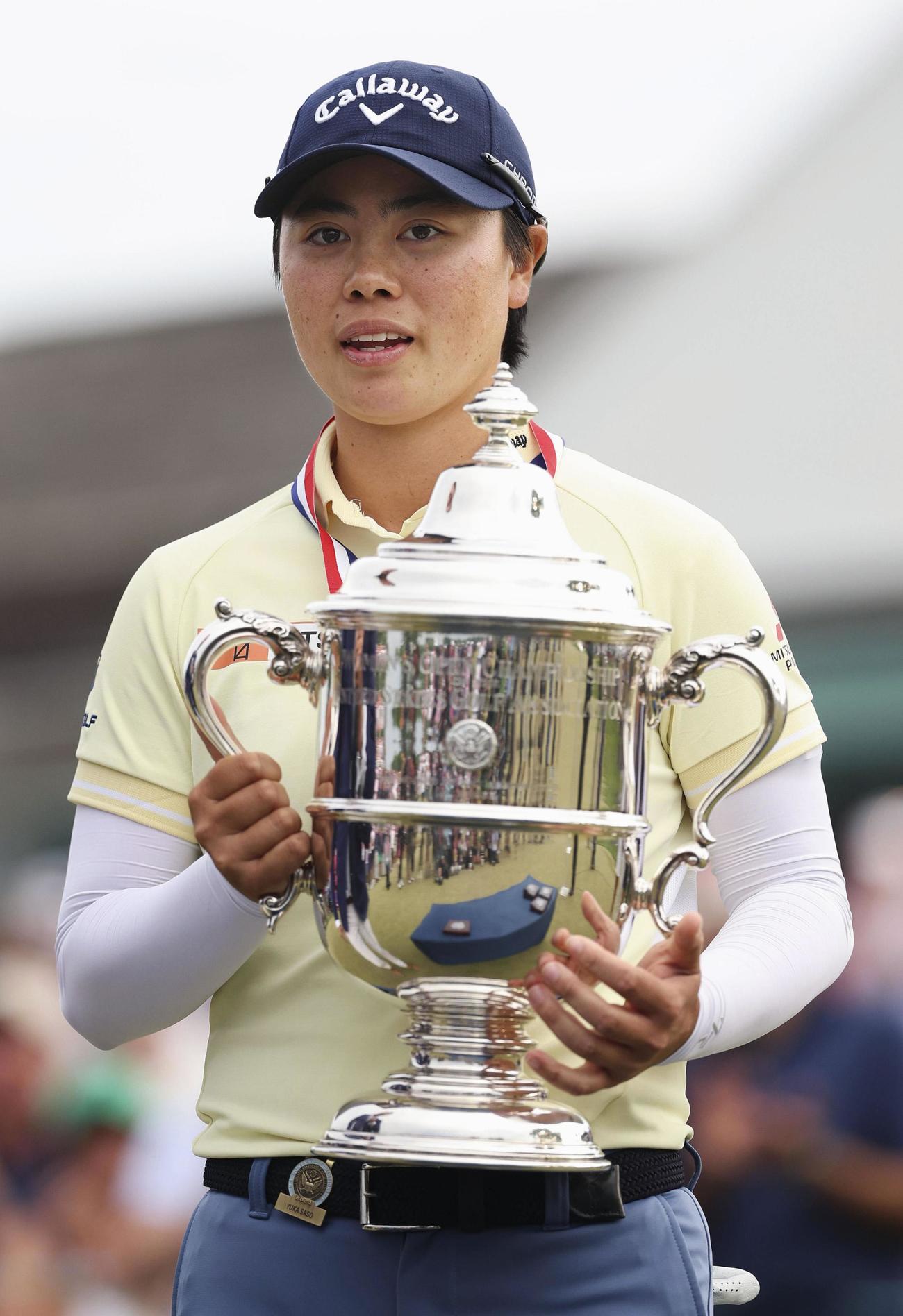 通算4アンダーで優勝し、トロフィーを手にする笹生優花。日本勢初のメジャー通算2勝目を挙げた＝ランカスターCC（ゲッティ＝共同）