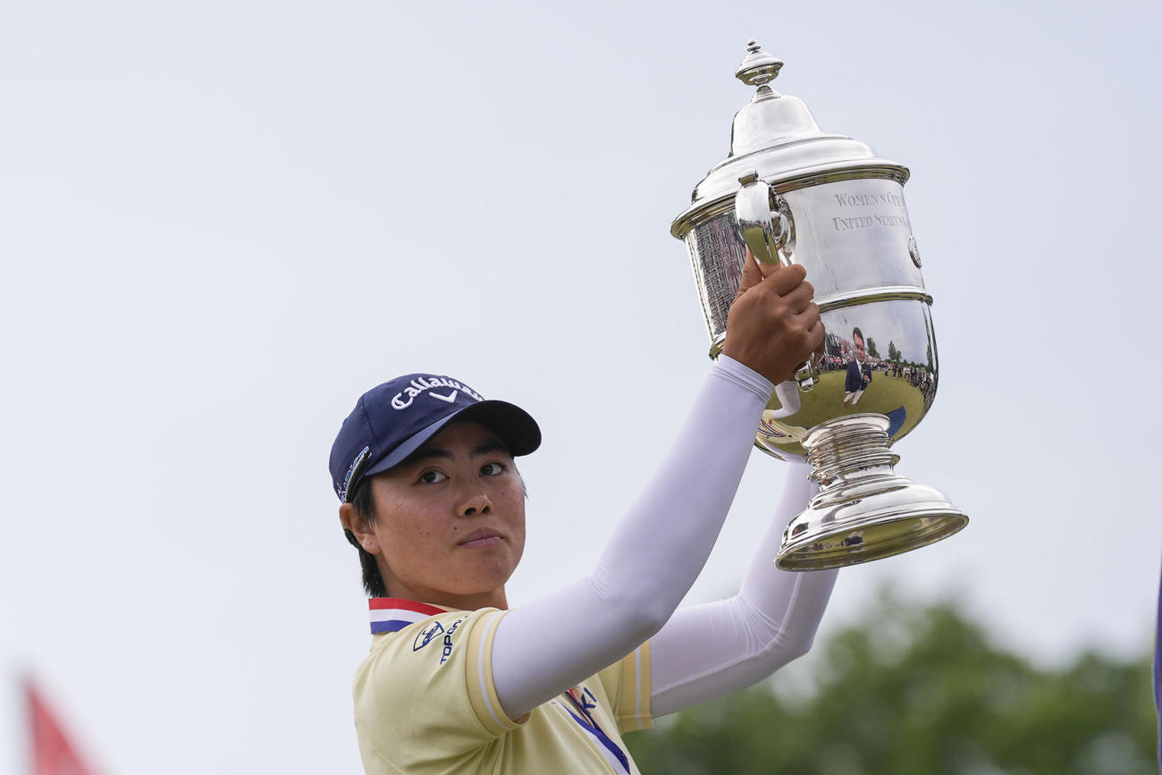 全米女子オープンを制した笹生優花は優勝トロフィーを掲げる（AP）