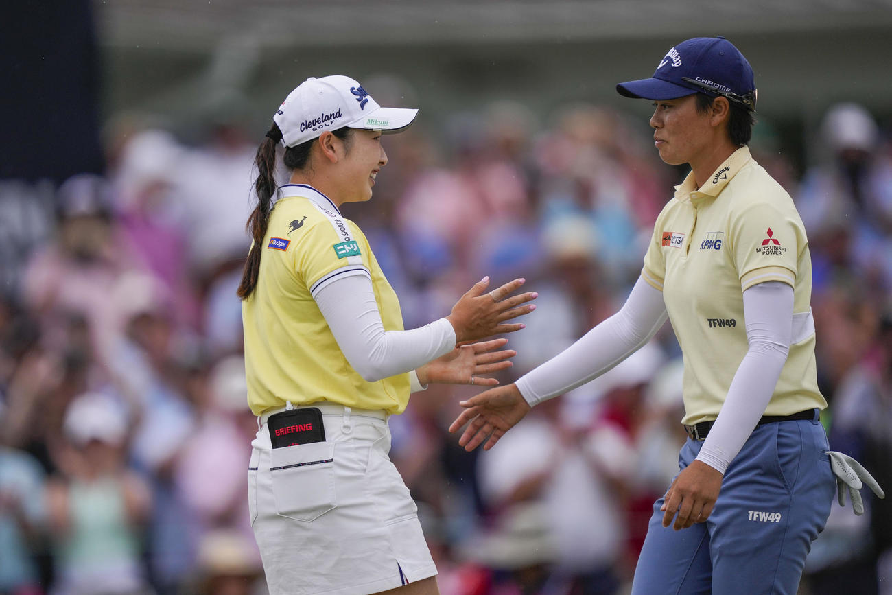 18番グリーンで小祝さくらに祝福を受ける全米女子オープンを制した笹生優花（AP）