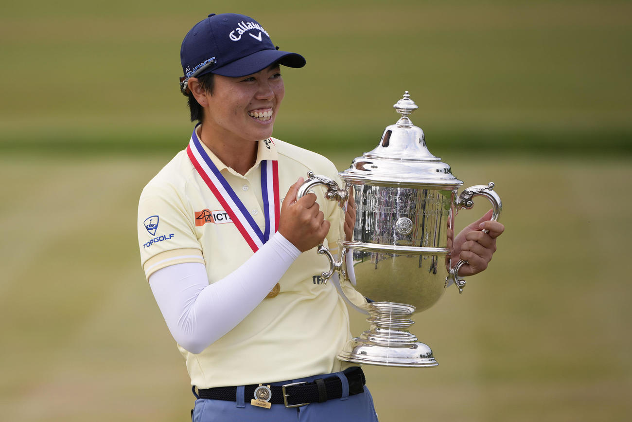 満面の笑みを浮かべながら全米女子オープン優勝のトロフィーを手にする笹生優花（AP）