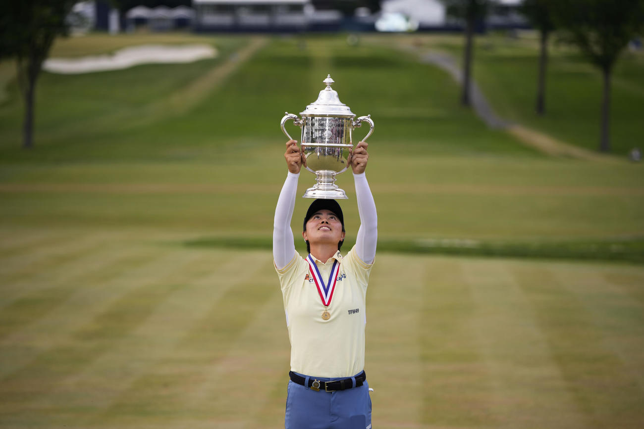 全米女子オープンを制し高々と優勝トロフィーを掲げる笹生優花（AP）
